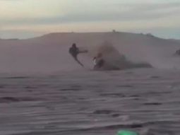 villa gesell: se le trabo la moto en la playa y salio volando 10 metros sin casco villa gesell: se le trabo la moto en la playa y salio volando 10 metros sin casco