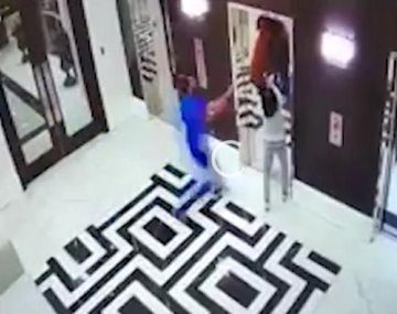 VIDEO: El rescate de un perro que estuvo a punto de ser aplastado por un ascensor