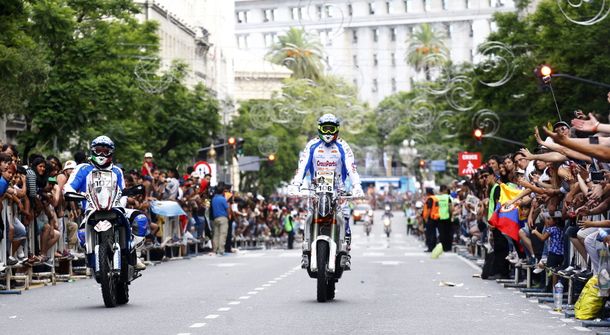Una multitud argentina sigue al Dakar en cada uno de sus pasos