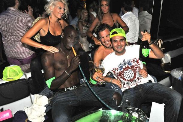 La fiesta de Balotelli: chicas, alcohol, marihuana y 5.000 euros