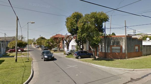 Una mujer cayó de un auto en movimiento con su bebé en un confuso episodio