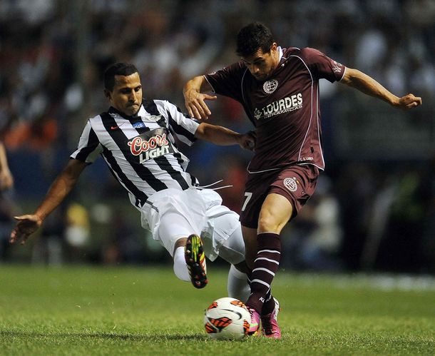 Lanús derrotó de visitante a Libertad y acaricia la final