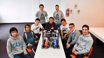 Estudiantes de escuela secundaria crearon un robot y participarán de una competencia en EE.UU. Estudiantes de escuela secundaria crearon un robot y participarán de una competencia en EE.UU.