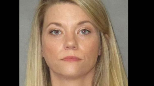 Estados Unidos: detuvieron a una docente acusada de abusar de un alumno suyo