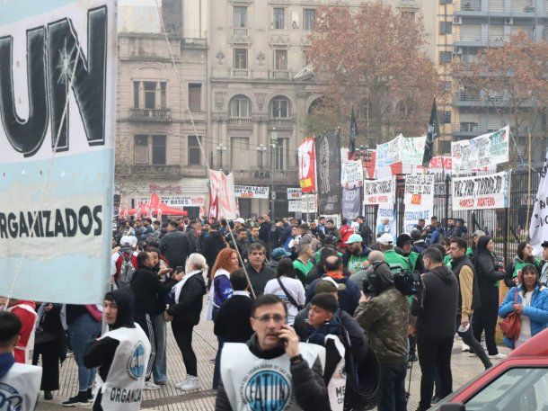 Concentración frente al Congreso en contra de la Ley Bases Concentración frente al Congreso en contra de la Ley Bases