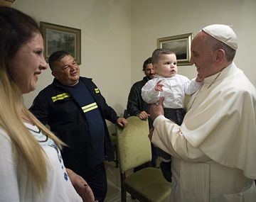El Papa bautizó al hijo de su amigo cartonero