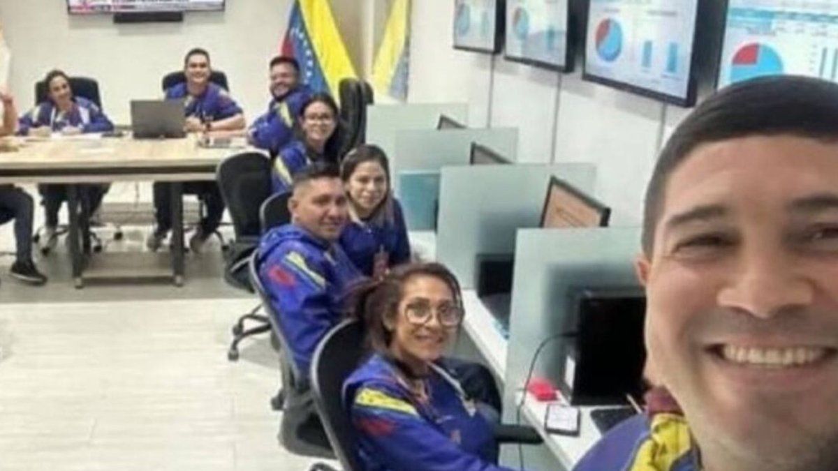 Elecciones en Venezuela: un funcionario alimentó el rumor de fraude con una foto desde un centro de cómputos