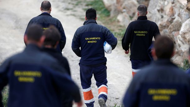 Los minero bajarán con un equipo de casi 15 kilos para abrir el túnel hasta Julen. Foto: RTV.es