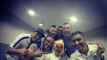 Los hinchas de Boca, con un enano Los hinchas de Boca, con un enano