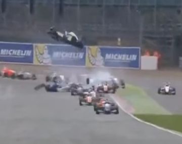 VIDEO: El espectacular vuelco de un auto en Silverstone