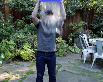 Mark Zuckerberg se tira un balde de agua en la cabeza y desafía a Bill Gates