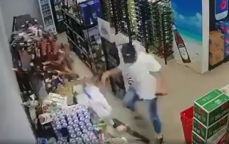 Quiso contener una estantería con cervezas en medio de un terremoto, pero le salió mal