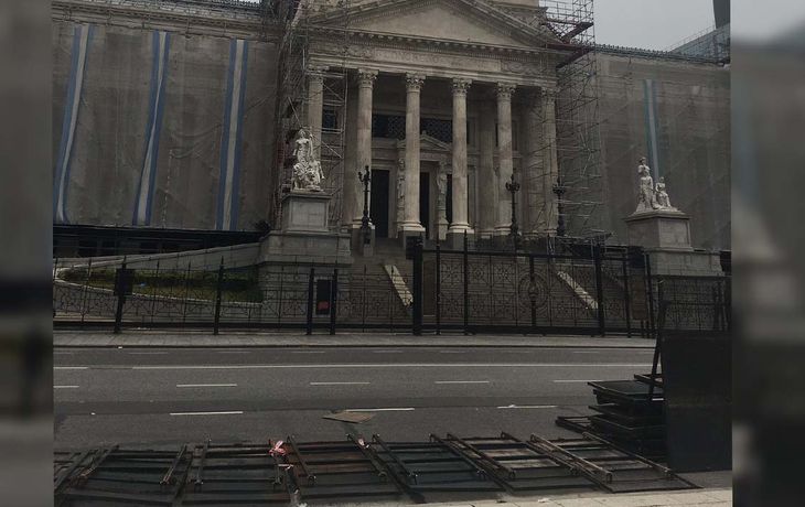 Cristina le pidió a Santilli que retire el vallado instalado alrededor del Congreso