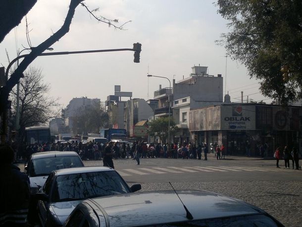 Toman oficinas de Edesur y Edenor por cortes en villas