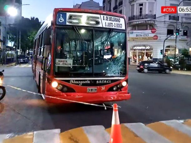 Fuerte choque entre una moto y un colectivo dejó un herido grave en Caballito