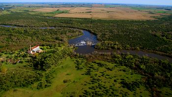 Pese a la denuncia pública de Yamandú Orsi, el Ministerio de Ambiente no pudo constatar cambios en el curso del agua del río Santa Lucía. Pese a la denuncia pública de Yamandú Orsi, el Ministerio de Ambiente no pudo constatar cambios en el curso del agua del río Santa Lucía.