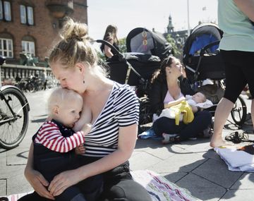 Se realizó una teteada en todo el país contra censura a lactancia