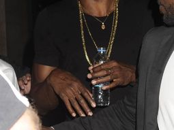 sigue la gira de bolt: chicas hicieron cola para irse con el en londres sigue la gira de bolt: chicas hicieron cola para irse con el en londres