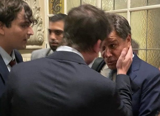 Cruce entre Santiago Caputo y Facundo Manes