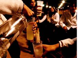 en la costa secuestran mas de 700 bebidas alcoholicas a jovenes en las calles en la costa secuestran mas de 700 bebidas alcoholicas a jovenes en las calles