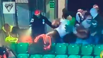 a lo panadero napolitano: hinchas del legia varsovia tiraron gas pimienta en la tribuna a lo panadero napolitano: hinchas del legia varsovia tiraron gas pimienta en la tribuna