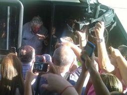 mujica viaja en colectivo tras dejar la presidencia mujica viaja en colectivo tras dejar la presidencia