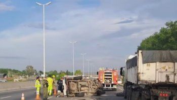 choque, vuelco y muerte en la autopista del oeste: una combi embistio a un camion choque, vuelco y muerte en la autopista del oeste: una combi embistio a un camion