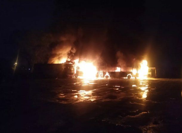 Chaco: se incendiaron siete colectivos en unos galpones