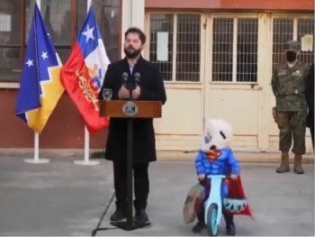 Un pequeño Superman no pudo con la concentración de Gabriel Boric