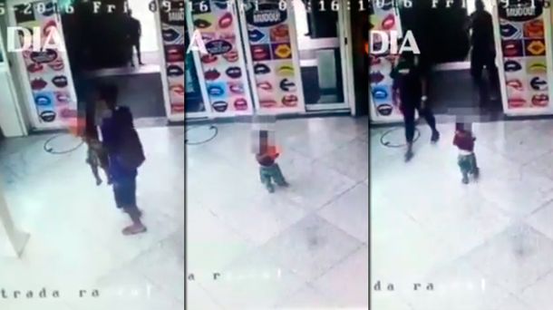 VIDEO: un padre abandona a su hijo en la puerta de un shopping