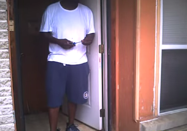 Macabro: graban en video a policía matando a un hombre bipolar y esquizofrénico por no soltar un destornillador