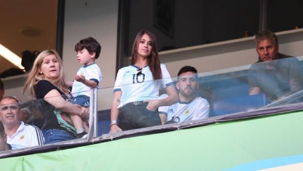 La mujer de Lionel Messi estuvo acompañada por Jorge y Celia