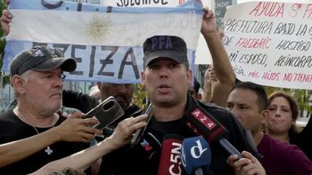 abrazo al edificio centinela en reclamo de mejoras salariales y en las obras sociales abrazo al edificio centinela en reclamo de mejoras salariales y en las obras sociales