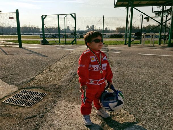 El piloto más joven del mundo: tiene dos años y deslumbra a toda Italia