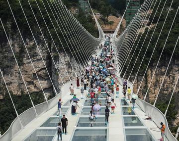 VIDEO: Así quedó el puente de cristal chino que se rompió