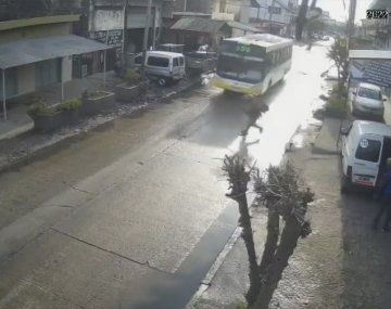 VIDEO: Un joven lucha por su vida luego de que un colectivo lo atropellara y le pasara por encima