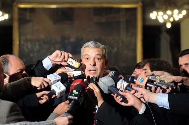 Domínguez no descartó que se debata sobre la re-reelección