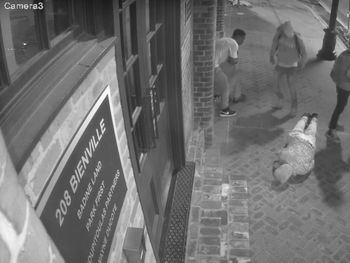 Los golpearon brutalmente para robarles en Nueva Orleans