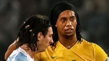 ronaldinho paso a felicitar a su gran amigo messi por el subcampeonato mundial ronaldinho paso a felicitar a su gran amigo messi por el subcampeonato mundial