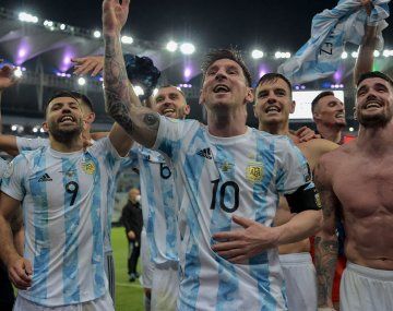 VIDEO: El gesto de Messi para frenar a De Paul que quiso cantar contra Brasil en los festejos