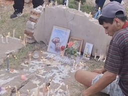 Altar en donde murieron Kiara y su mamá tras el trágico temporal Altar en donde murieron Kiara y su mamá tras el trágico temporal