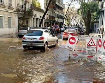 Belgrano bajo el agua: se rompió un caño y los vecinos no pueden salir de sus casas