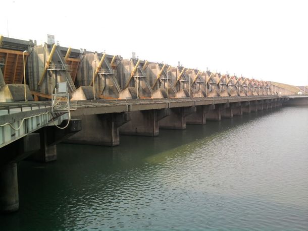 Abren las compuertas de la represa Yacyretá por la crecida del Paraná