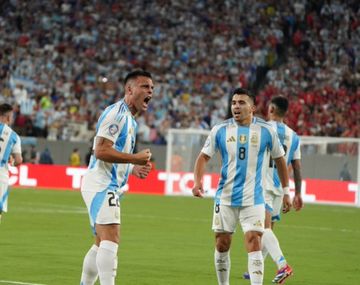 Argentina le ganó en el final a Chile y se metió en cuartos de la Copa América