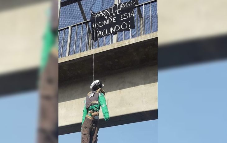 La Matanza: el mu&ntilde;eco apareci&oacute; sobre la Ruta 3 con un cartel en referencia a Santiago Maldonado y Facundo Astudillo Castro&nbsp;