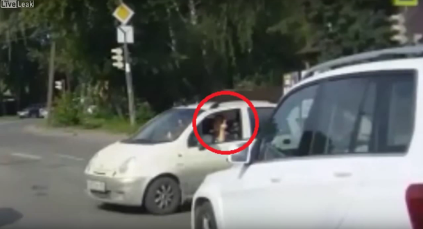 Karma instantáneo: le muestra el dedo del medio y choca al segundo