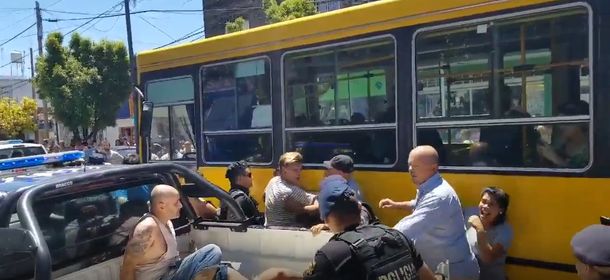 Rosario:  policías se enfrentaron con vecinos por unos vendedores ilegales de pirotecnia