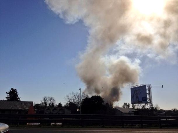 Continúa el feroz incendio en una fábrica de embutidos de Villa Tesei