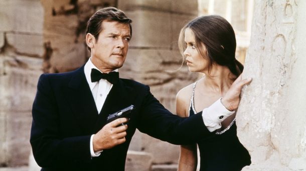 Roger Moore como James Bond