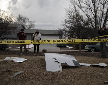 Cayeron partes de un avión en emergencia sobre casas en Denver
